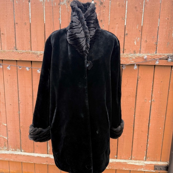 Stunning Luxe Vintage Black Faux Fur Swing Coat - Picture 2 of 16